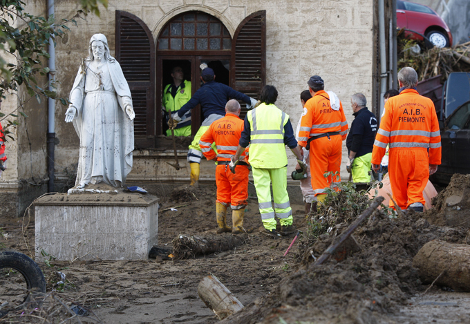 Наводнение в Италии: вода ушла, грязь осталась